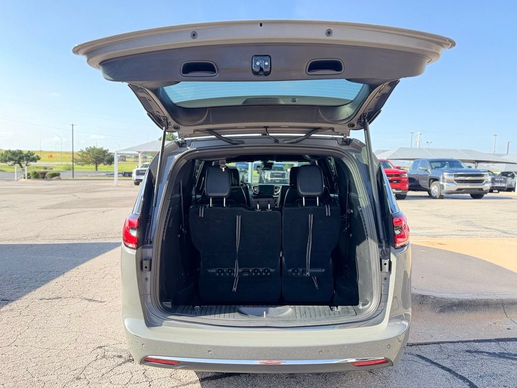 2025 Chrysler Pacifica Select