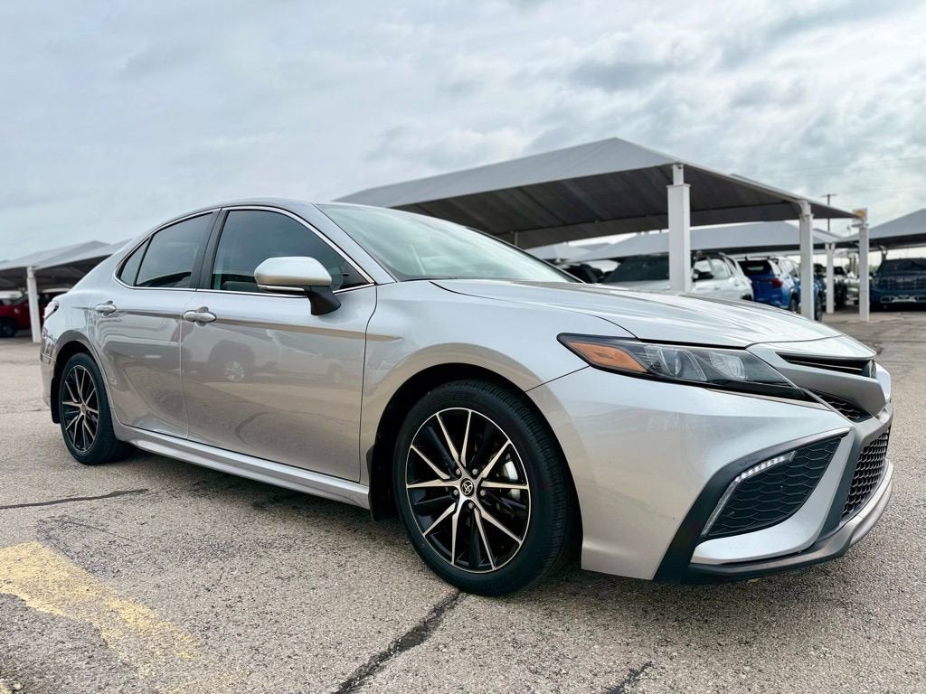 2022 Toyota Camry Hybrid SE