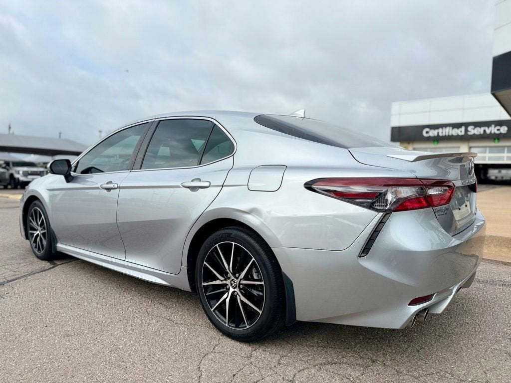 2022 Toyota Camry Hybrid SE