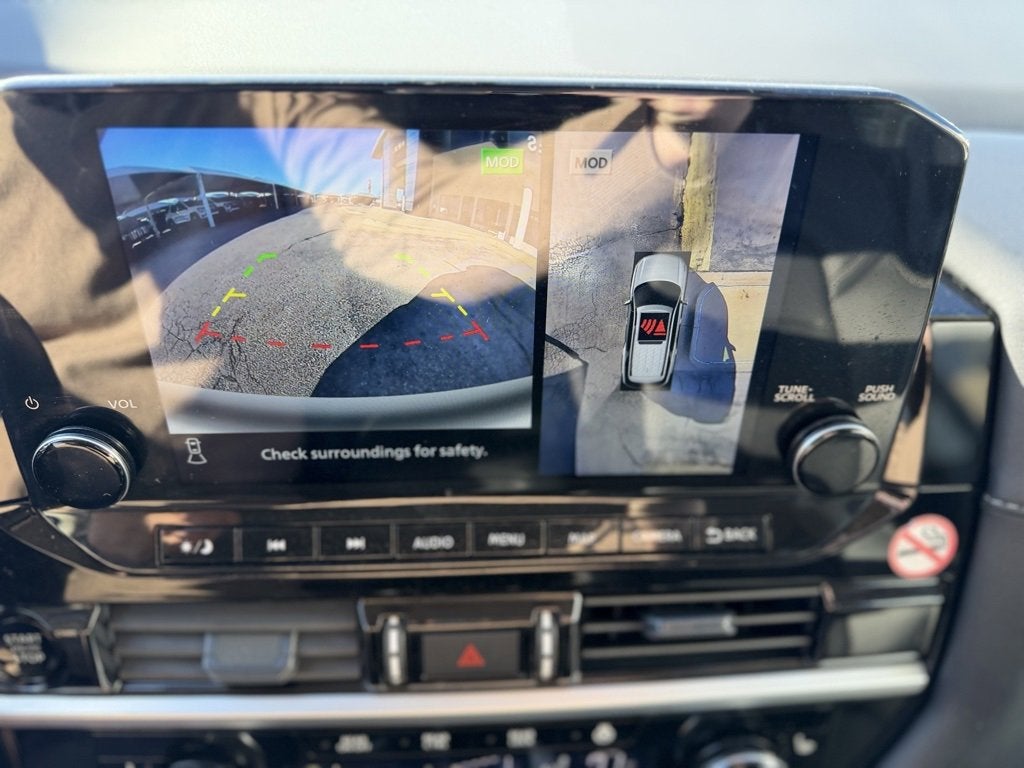 2025 Nissan Pathfinder SL